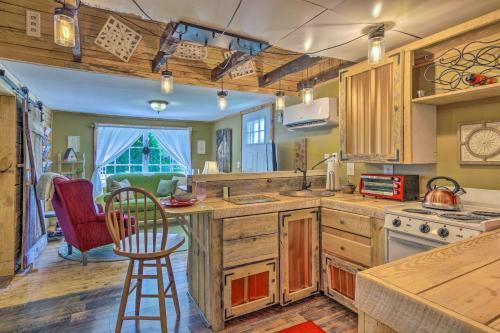 The Country Cottage In Union Mills With Pool!