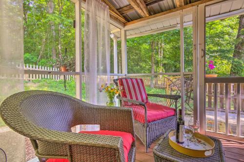 The Country Cottage In Union Mills With Pool!