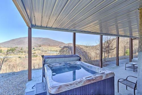 Classy Home With Hot Tub And Mt Jefferson Views!