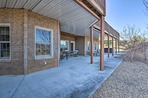 Classy Home With Hot Tub And Mt Jefferson Views!