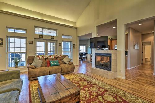 Classy Home With Hot Tub And Mt Jefferson Views!