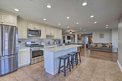 Classy Home With Hot Tub And Mt Jefferson Views!