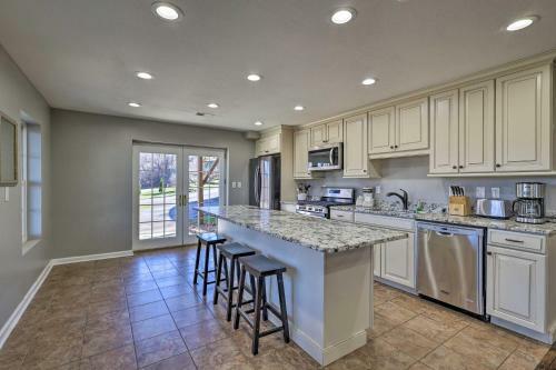 Classy Home With Hot Tub And Mt Jefferson Views!