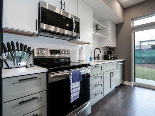 1 Bedroom Luxury Condo Minutes From Downtown- D1