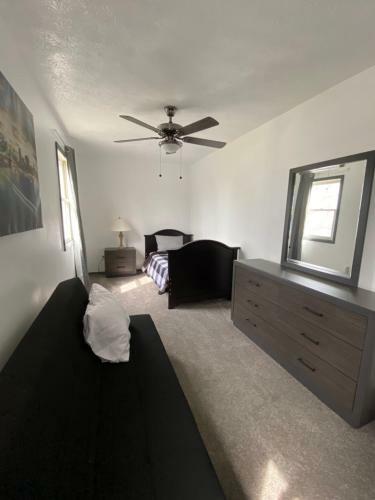 Cozy 5br Direct Lake Access Minutes From The Strip