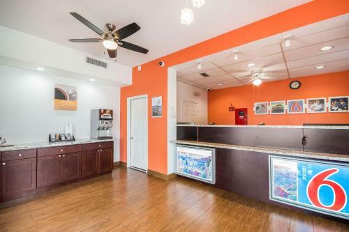 Motel New Six Inn And Suites