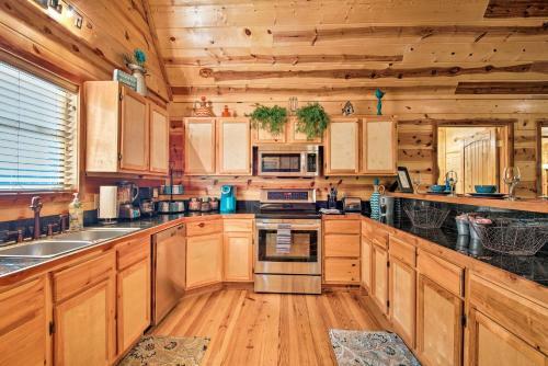 Broken Bow Cabin With Deck On Mountain Fork River!