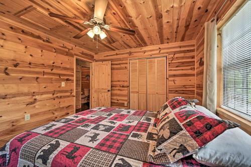 Quiet Fort Towson Cabin Deck And Fishing Dock!