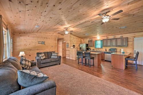 Quiet Fort Towson Cabin Deck And Fishing Dock!