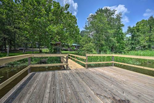 Quiet Fort Towson Cabin Deck And Fishing Dock!