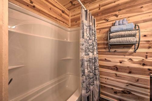 Quiet Fort Towson Cabin Deck And Fishing Dock!