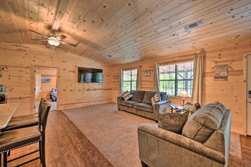 Quiet Fort Towson Cabin Deck And Fishing Dock!