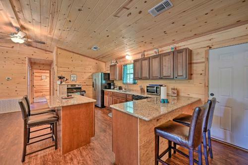 Quiet Fort Towson Cabin Deck And Fishing Dock!