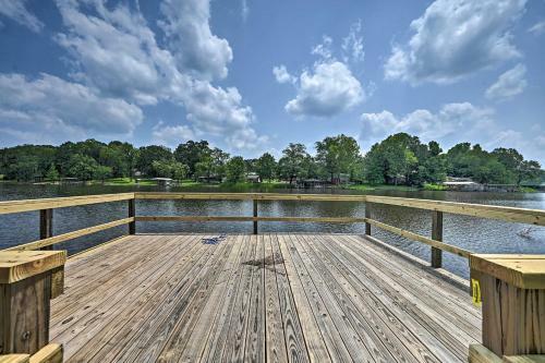 Quiet Fort Towson Cabin Deck And Fishing Dock!