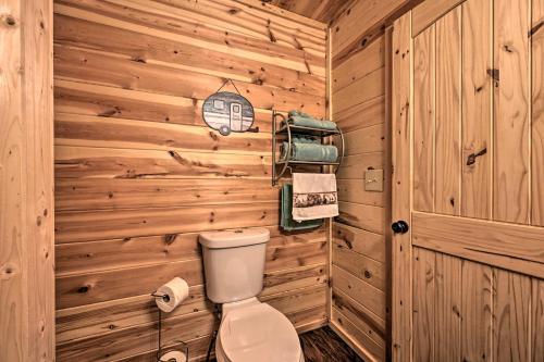 Quiet Fort Towson Cabin Deck And Fishing Dock!