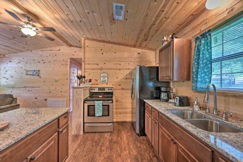 Quiet Fort Towson Cabin Deck And Fishing Dock!