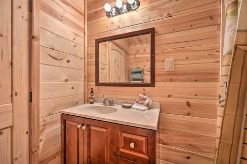Quiet Fort Towson Cabin Deck And Fishing Dock!