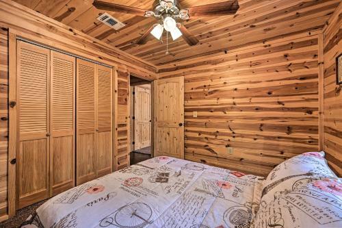 Quiet Fort Towson Cabin Deck And Fishing Dock!