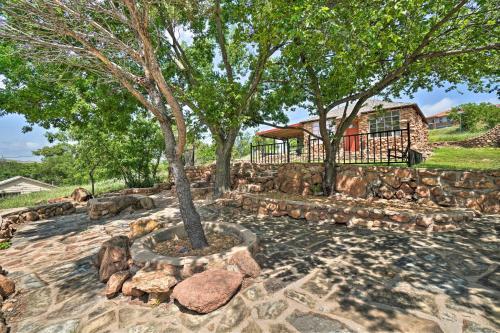 Enchanting Hilltop Cottage In Medicine Park!