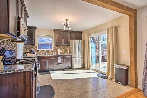 Cozy-chic Okc Retreat With Deck 11 Mi To Dtwn!