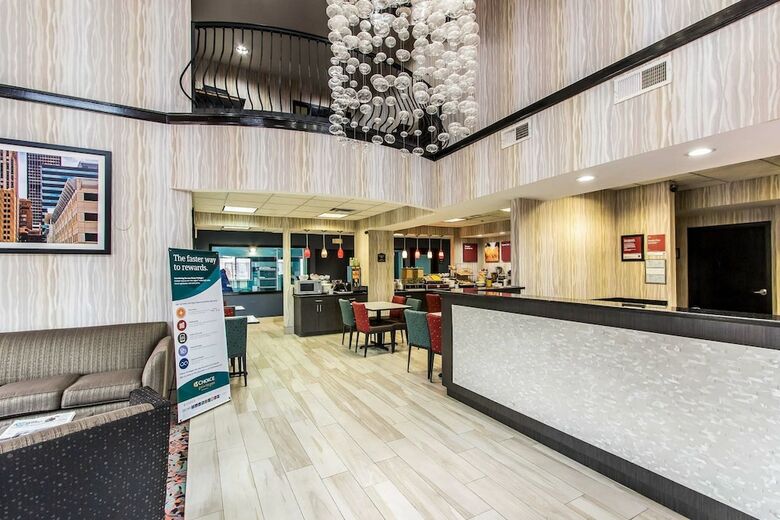 Hotel Comfort Suites Airport On Meridian