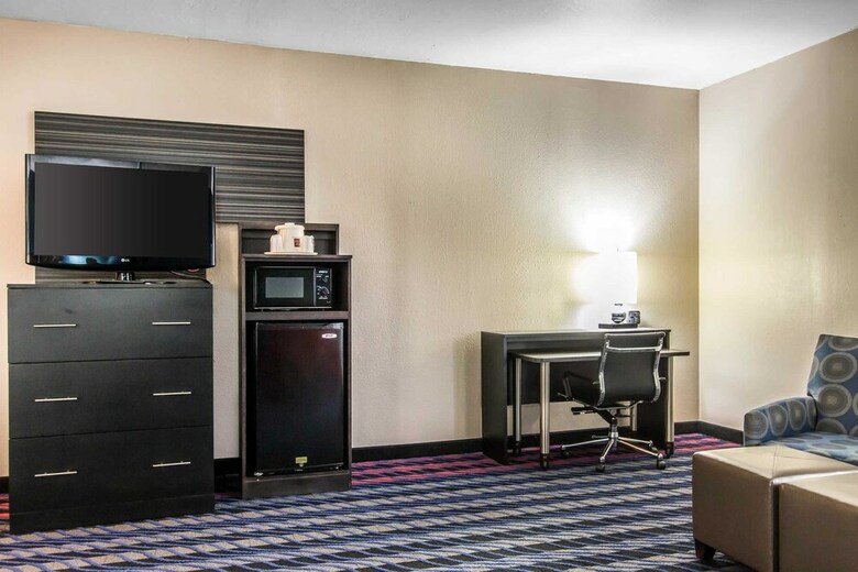Hotel Comfort Suites Airport On Meridian
