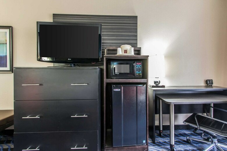 Hotel Comfort Suites Airport On Meridian