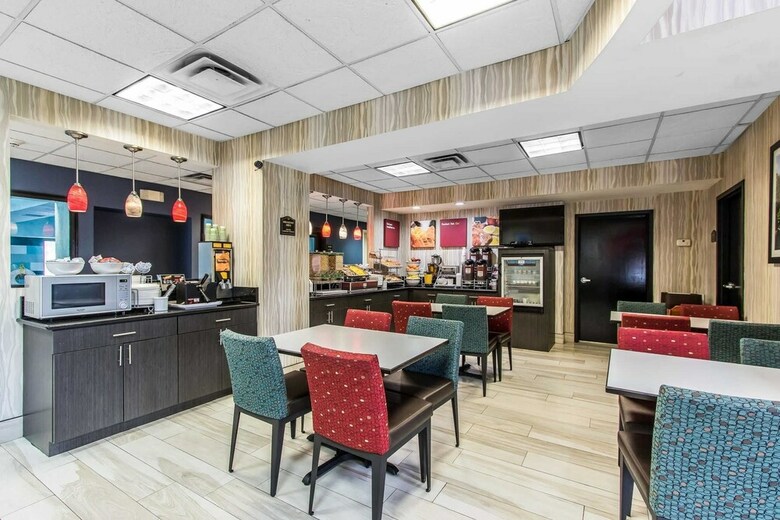 Hotel Comfort Suites Airport On Meridian
