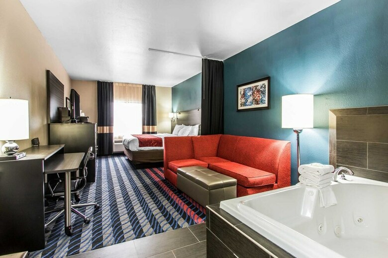Hotel Comfort Suites Airport On Meridian