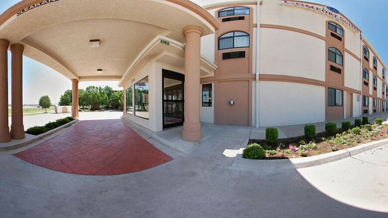 Hotel Comfort Suites Airport On Meridian