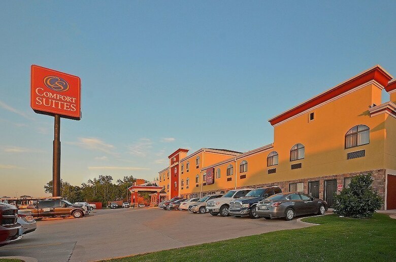 Hotel Comfort Suites Airport On Meridian