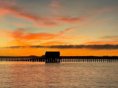 Tillamook Bayfront Cottage - Amazing Views - Garibaldi