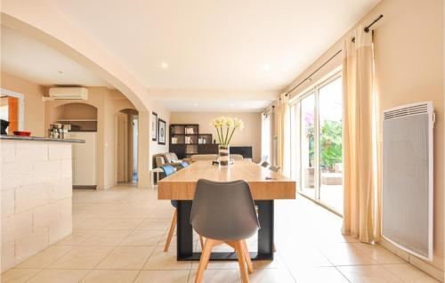 Nice Home In Le Lavandou With 3 Bedrooms
