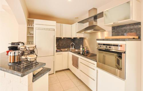 Nice Home In Le Lavandou With 3 Bedrooms