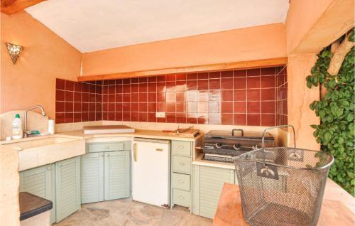 Nice Home In Le Lavandou With 3 Bedrooms