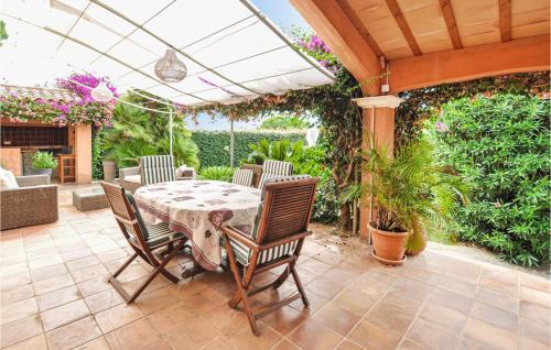 Nice Home In Le Lavandou With 3 Bedrooms