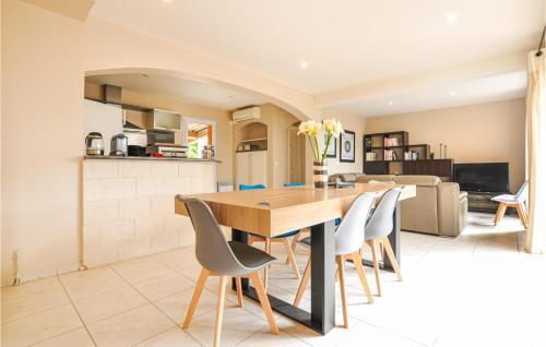 Nice Home In Le Lavandou With 3 Bedrooms