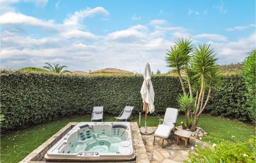 Nice Home In Le Lavandou With 3 Bedrooms