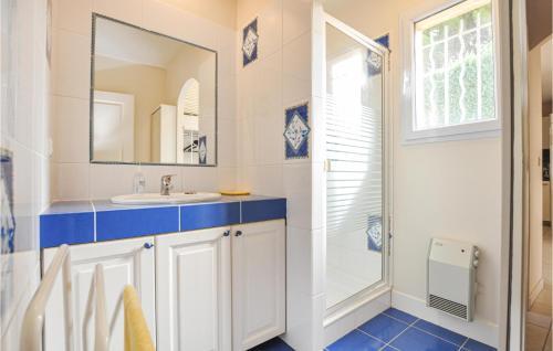 Nice Home In Le Lavandou With 3 Bedrooms