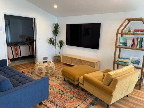 Surf Vista, Oceanfront And Just Steps Away From Pelican Pub!