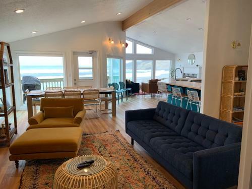Surf Vista, Oceanfront And Just Steps Away From Pelican Pub!