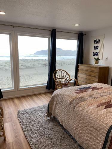 Surf Vista, Oceanfront And Just Steps Away From Pelican Pub!