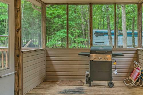 Rustic Poconos Retreat With Grill, 1 Mi To Lake