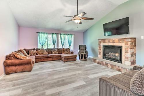 Spacious Poconos Home About 1 Mi To Deer Lake!