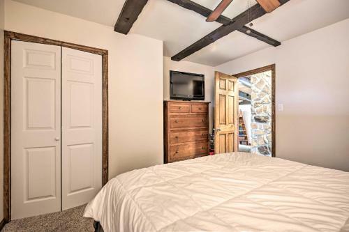 Indian Lake Retreat With Wet Bar And Covered Deck