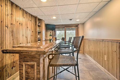 Indian Lake Retreat With Wet Bar And Covered Deck