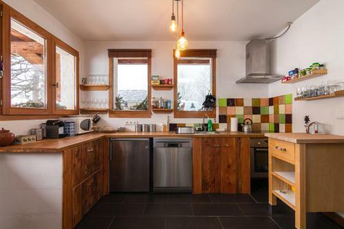 Warm & Cosy 3br Chalet W/ Fireplace In Nature