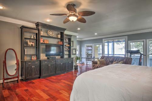 Lakefront Oasis With Hot Tub And Outdoor Kitchen!