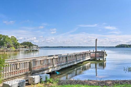 Lakefront Oasis With Hot Tub And Outdoor Kitchen!