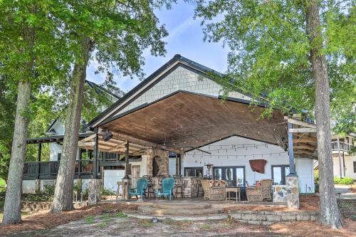 Lakefront Oasis With Hot Tub And Outdoor Kitchen!